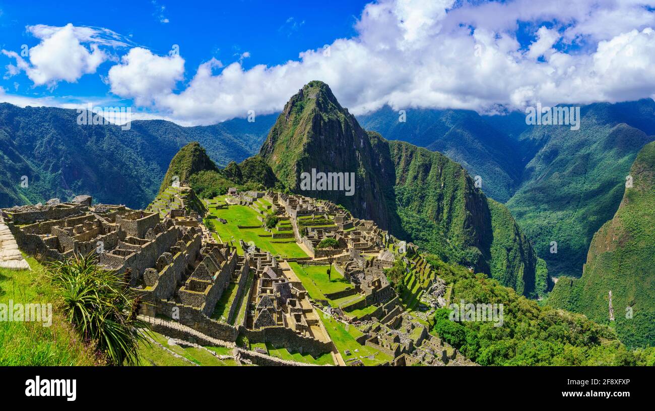Citadel in mountains, Machu Pichu, Huayna Picchu, Peru [SPE2F8XFXP]