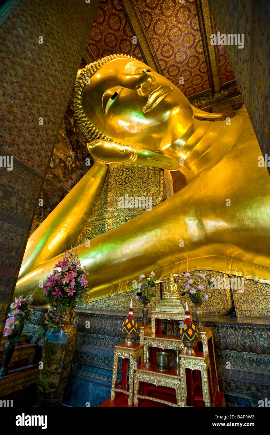 The Head of the Reclining Buddha in Wat Pho, Bangkok, Thailand. [SPEBAP9W2]