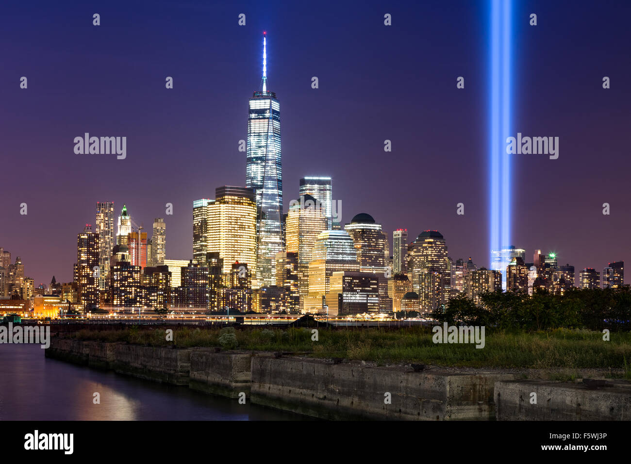 Tribute in Light, two vertical columns of light rise above Lower Manhattan adjacent to the new World Trade Center, New York City [SPEF5WJ3P]
