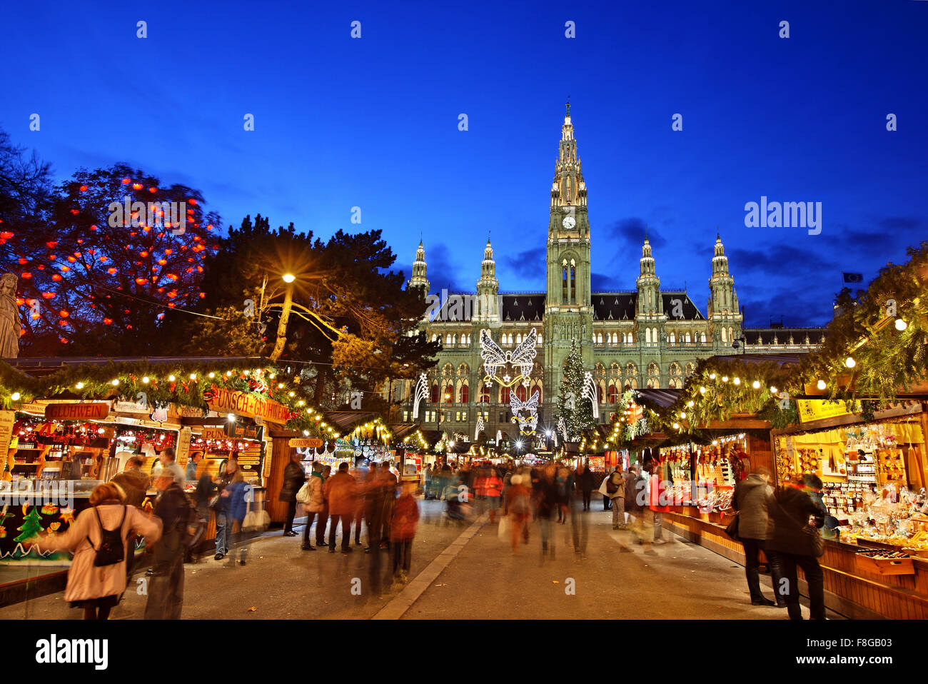 The Christmas market in front of the Rathaus (City hall) of Vienna, Austria. [SPEF8GB03]
