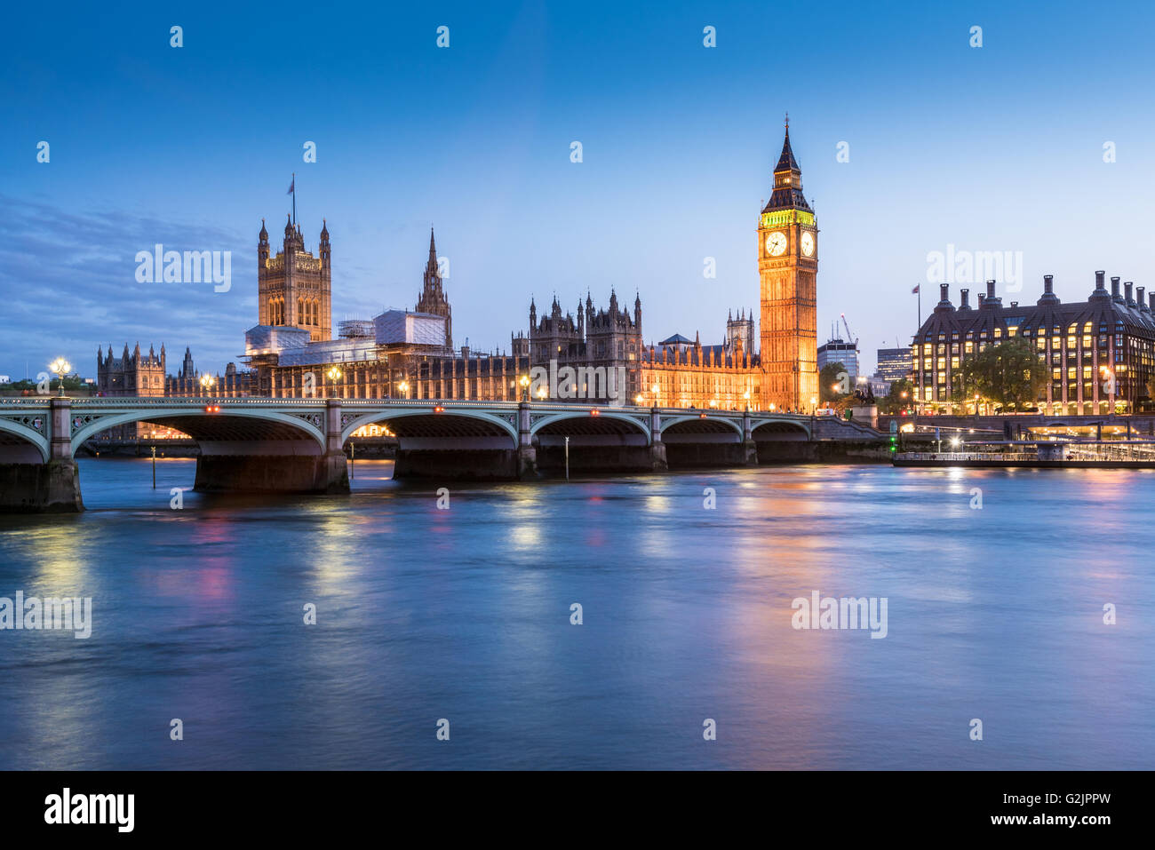 The Houses of Parliament, Big Ben and the River Thames in London, England at dusk [SPEG2JPPW]