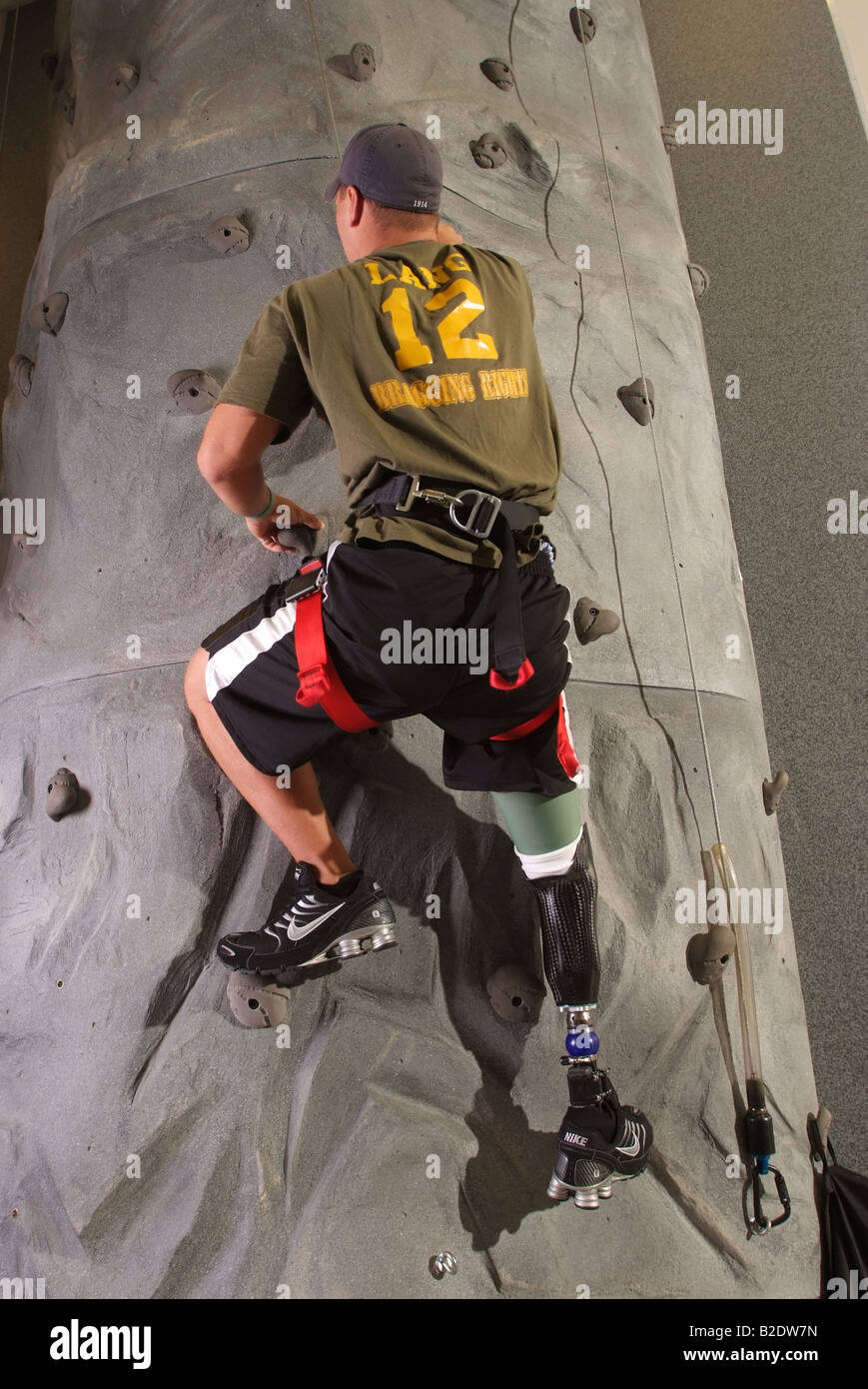 us-soldier-with-prosthetic-leg-learns-to